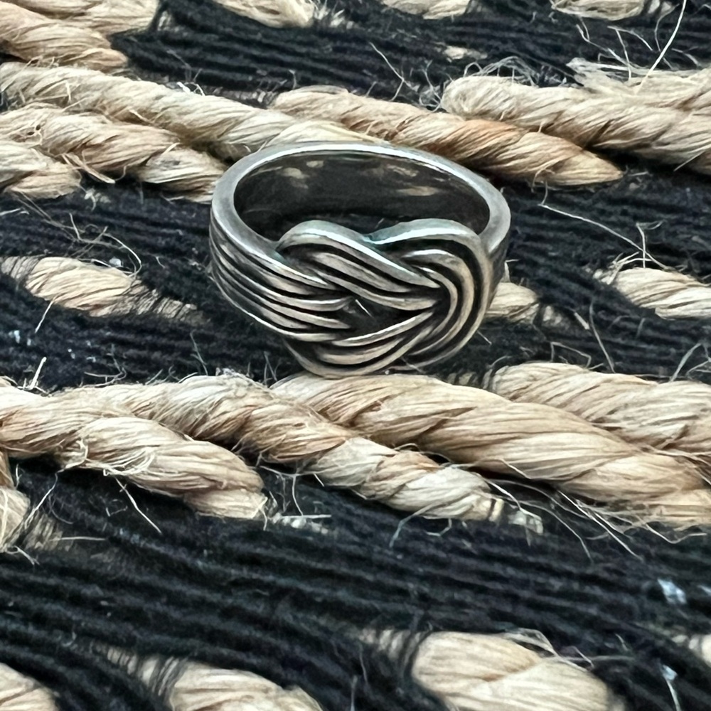 Rare.  RETIRED James Avery True Love Knot Infinity ring 7.5